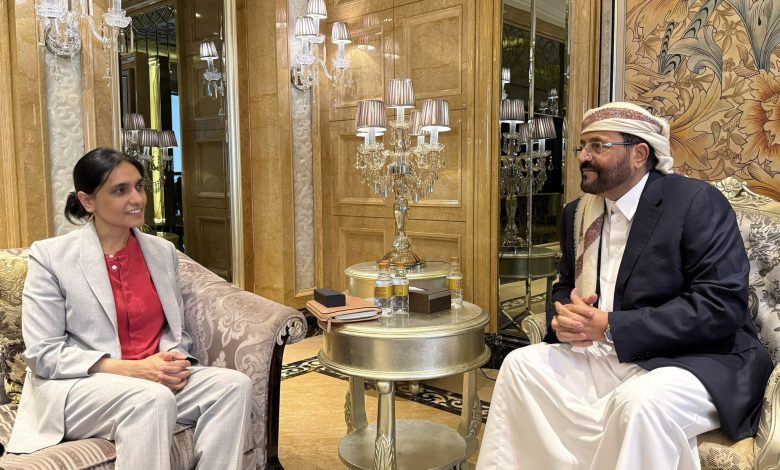 السفيرة البريطانية لدى اليمن عبدة شريف في لقاء نائب المجلس الرئاسي الشيخ سلطان العرادة