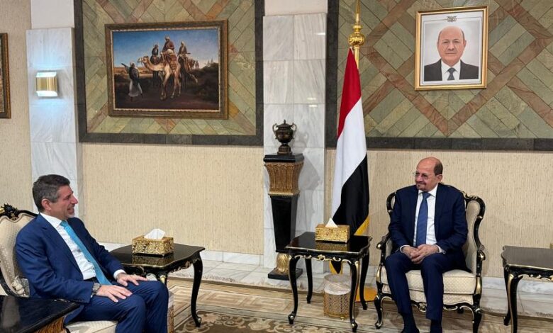 الدكتور شلال شائع مع السفير الامريكي