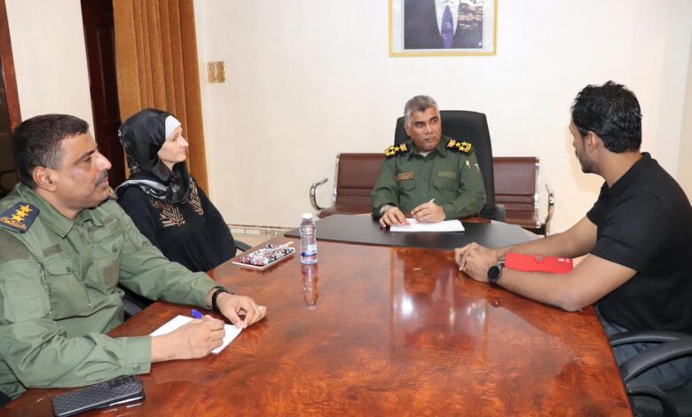 أمن ساحل حضرموت والصليب الأحمر يبحثان تعزيز الشراكة الأمنية والإنسانية في المكلا.