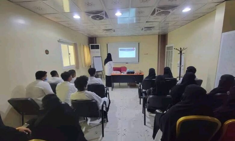 مستشفى المكلا للأمومة والطفولة يُعزز التوعية بسرطان الثدي بين كوادره الصحية