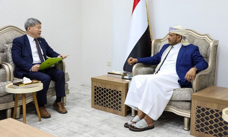 الدكتور عبدالله العليمي مع السفير الكوري