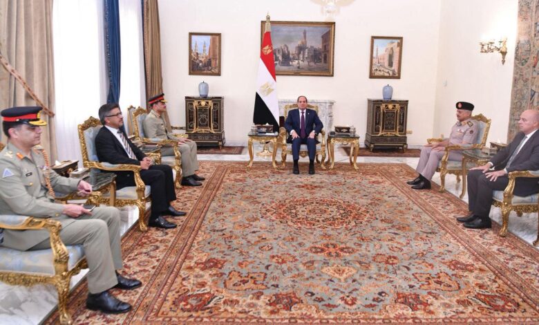 الرئيس المصري يلتقي رئيس أركان القوات البرية الباكستانية