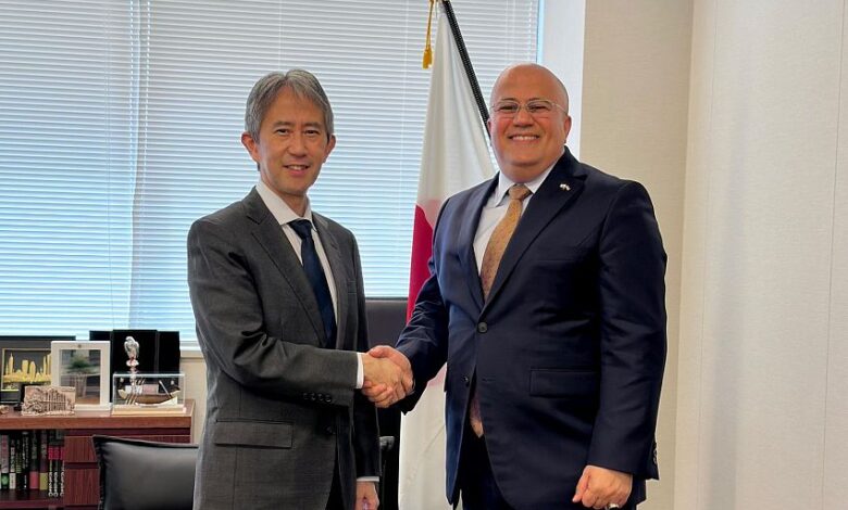 السفير السنيني يلتقي رئيس دائرة الشرق الأوسط وافريقيا في الخارجية اليابانية