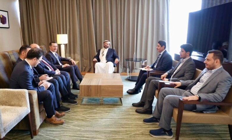 اللواء العرادة مع السفير التركي