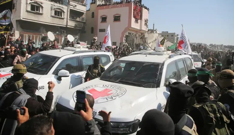 خلال تسليم الأسرى في خان يونس جنوب غزة للصليب الأحمر (رويترز)