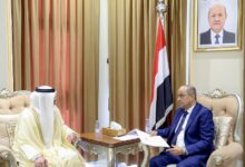 رئيس الوزراء مع السفير الاماراتي