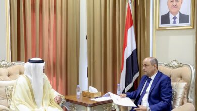 رئيس الوزراء مع السفير الاماراتي