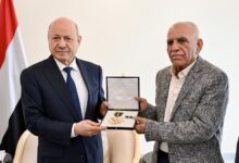 رئيس مجلس القيادة يمنح افتهان المشهري وسام الواجب