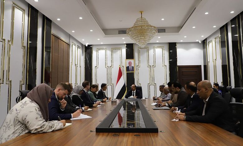 محافظ حضرموت مع وفد من مكتب المبعوث