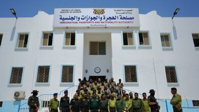 وزير الداخلية يطلع على سير العمل بفرع الهجرة والجوازات والمركز الشرطي النموذجي بالمكلا