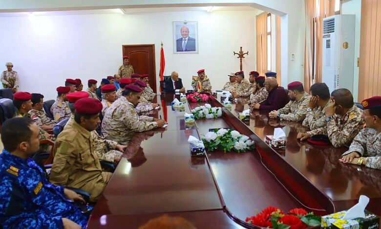 وزير الدفاع ومحافظ تعز يرأسان اجتماعاً للجنة الأمنية