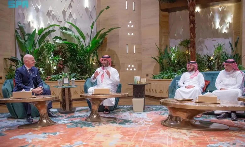 ولي العهد السعودي مع رئيس الفيفا