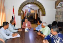 محافظ تعز مع عمال محطة عصيفرة