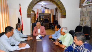 محافظ تعز مع عمال محطة عصيفرة