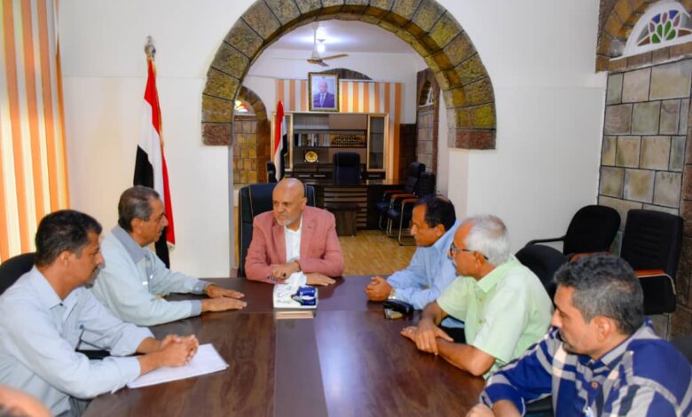محافظ تعز مع عمال محطة عصيفرة