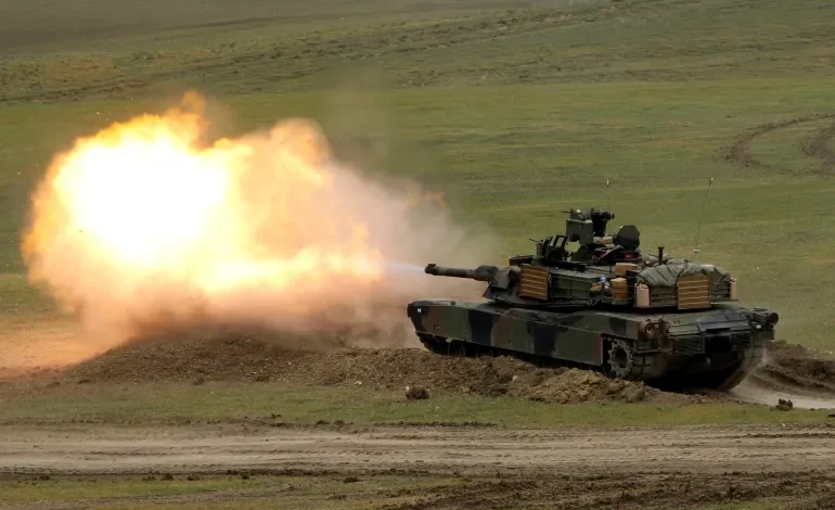 دبابة أميركية من طراز "أبرامز" خلال مناورات عسكرية مشتركة بقيادة الولايات المتحدة في جورجيا، 18 مايو/أيار 2016 (رويترز)