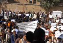 أهالي المسراخ بتعز يحتجون على استبعاد مديريتهم من قوائم المساعدات الإنسانية