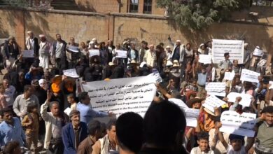 أهالي المسراخ بتعز يحتجون على استبعاد مديريتهم من قوائم المساعدات الإنسانية