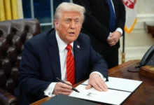 ترامب يوقع قانونًا لإنهاء الإغلاق الحكومي، مطويًا صفحة أطول أزمة تمويل في تاريخ البلاد