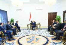 تسلم رئيس مجلس القيادة الرئاسي رشاد العليمي بقصر معاشيق في العاصمة المؤقتة عدن، أوراق اعتماد سفير جمهورية روسيا الاتحادية لدى اليمن "يفغيني كودروف" حسب وكالة سبأ.