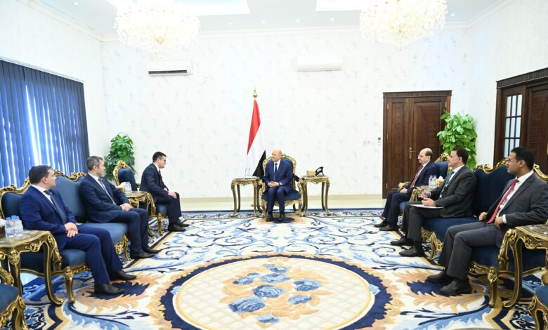 تسلم رئيس مجلس القيادة الرئاسي رشاد العليمي بقصر معاشيق في العاصمة المؤقتة عدن، أوراق اعتماد سفير جمهورية روسيا الاتحادية لدى اليمن "يفغيني كودروف" حسب وكالة سبأ.