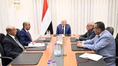 رئيس مجلس القيادة مع رئيس الوزراء ومحافظ البنك المركزي