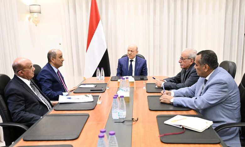 رئيس مجلس القيادة مع رئيس الوزراء ومحافظ البنك المركزي