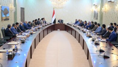 رئيس مجلس القيادة يترأس اجتماعا للحكومة