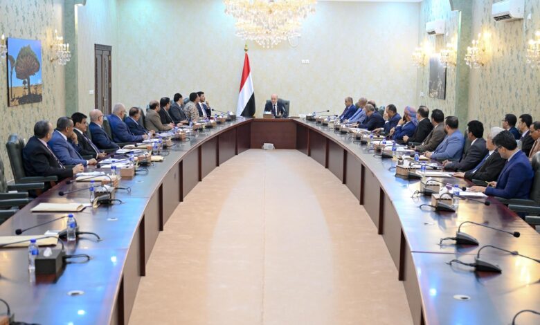 رئيس مجلس القيادة يترأس اجتماعا للحكومة