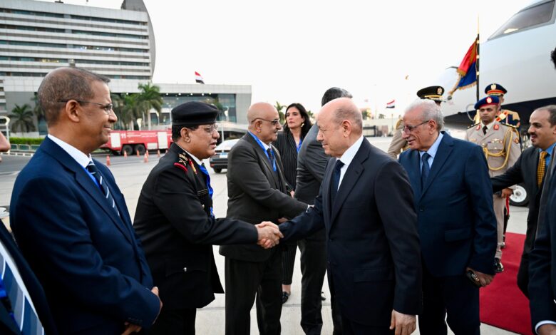 رئيس مجلس القيادة يصل القاهرة