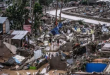 سكان محليون يتفقدون الدمار الذي لحق بمنازلهم (الأوروبية)