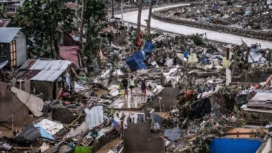 سكان محليون يتفقدون الدمار الذي لحق بمنازلهم (الأوروبية)