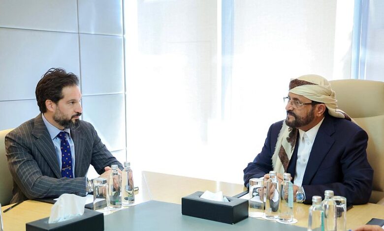 سلطان العرادة مع القائم بأعمال السفارة الأمريكية