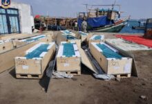 ضبطت وحدات من خفر السواحل ، سفينتين خشبيتين تحملان اسمي "السلام" و"الخير 3"، أثناء إبحارهما على بعد نحو 70 ميلًا بحريًا غرب ميناء عدن، قادمتين من ميناء جيبوتي، وذلك بعد الاشتباه في قيامهما بأنشطة تهريب عبر البحر. وأوضحت مصلحة خفر السواحل أن عملية التفتيش كشفت عن 14 صندوقًا تحوي معدات اتصالات متطورة، تضم أجهزة شبكية كبيرة لمعالجة البيانات من إنتاج شركة هواوي الصينية، كانت مخفية ضمن حمولة تقدر بنحو 250 طنًا من البضائع المتنوعة. وتبيّن أن الأجهزة غير مدرجة في بوليصة الشحن، في مخالفة صريحة للوائح النقل البحري والأنظمة الجمركية، ما يشير إلى محاولة إخفاء هوية ومصدر هذه المعدات. وبحسب التحقيقات الأولية، فإن الأجهزة المضبوطة تُستخدم عادة في شبكات الألياف الضوئية والبنى التحتية للاتصالات، وهي من الأنواع التي تتطلب تصاريح رسمية خاصة بالنقل والتركيب والتشغيل داخل البلاد، ما يعزز الاشتباه بوجود نشاط تهريب منظم. وأشار التقرير الأمني إلى أن السفينتين كانتا متجهتين نحو منطقة رأس العارة، وهي نقطة إنزال غير شرعية تُستغل في عمليات تهريب البضائع والمواد المحظورة، الأمر الذي يتسبب في خسائر مالية للدولة ويقوّض جهود تنظيم التجارة البحرية الشرعية. وتم اقتِياد السفينتين إلى ميناء عدن، والتحفظ عليهما مع الشحنة والمشتبه بهم، لاستكمال الإجراءات القانونية والتحقيقات اللازمة، تنفيذًا لتوجيهات مجلس القيادة الرئاسي والحكومة اليمنية بشأن خطة أولويات الإصلاحات الاقتصادية الشاملة الصادرة بالقرار رقم (11) لسنة 2025م. وأكدت مصلحة خفر السواحل اليمنية في بيانها أنها ماضية في حماية السواحل والمياه الإقليمية ومكافحة التهريب بجميع أشكاله، بالتنسيق مع الأجهزة الأمنية والجهات الحكومية ذات العلاقة، بما يعزز الأمن البحري ويحافظ على الاقتصاد الوطني.