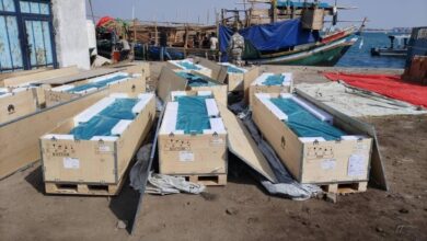 ضبطت وحدات من خفر السواحل ، سفينتين خشبيتين تحملان اسمي "السلام" و"الخير 3"، أثناء إبحارهما على بعد نحو 70 ميلًا بحريًا غرب ميناء عدن، قادمتين من ميناء جيبوتي، وذلك بعد الاشتباه في قيامهما بأنشطة تهريب عبر البحر. وأوضحت مصلحة خفر السواحل أن عملية التفتيش كشفت عن 14 صندوقًا تحوي معدات اتصالات متطورة، تضم أجهزة شبكية كبيرة لمعالجة البيانات من إنتاج شركة هواوي الصينية، كانت مخفية ضمن حمولة تقدر بنحو 250 طنًا من البضائع المتنوعة. وتبيّن أن الأجهزة غير مدرجة في بوليصة الشحن، في مخالفة صريحة للوائح النقل البحري والأنظمة الجمركية، ما يشير إلى محاولة إخفاء هوية ومصدر هذه المعدات. وبحسب التحقيقات الأولية، فإن الأجهزة المضبوطة تُستخدم عادة في شبكات الألياف الضوئية والبنى التحتية للاتصالات، وهي من الأنواع التي تتطلب تصاريح رسمية خاصة بالنقل والتركيب والتشغيل داخل البلاد، ما يعزز الاشتباه بوجود نشاط تهريب منظم. وأشار التقرير الأمني إلى أن السفينتين كانتا متجهتين نحو منطقة رأس العارة، وهي نقطة إنزال غير شرعية تُستغل في عمليات تهريب البضائع والمواد المحظورة، الأمر الذي يتسبب في خسائر مالية للدولة ويقوّض جهود تنظيم التجارة البحرية الشرعية. وتم اقتِياد السفينتين إلى ميناء عدن، والتحفظ عليهما مع الشحنة والمشتبه بهم، لاستكمال الإجراءات القانونية والتحقيقات اللازمة، تنفيذًا لتوجيهات مجلس القيادة الرئاسي والحكومة اليمنية بشأن خطة أولويات الإصلاحات الاقتصادية الشاملة الصادرة بالقرار رقم (11) لسنة 2025م. وأكدت مصلحة خفر السواحل اليمنية في بيانها أنها ماضية في حماية السواحل والمياه الإقليمية ومكافحة التهريب بجميع أشكاله، بالتنسيق مع الأجهزة الأمنية والجهات الحكومية ذات العلاقة، بما يعزز الأمن البحري ويحافظ على الاقتصاد الوطني.