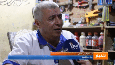 فنان من تعز يجسد تراث مدينته في معمل صغير رغم ظروف الحرب