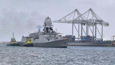 سفينة عسكرية هندية تصل عدن حاملة إمدادات طبية حيوية