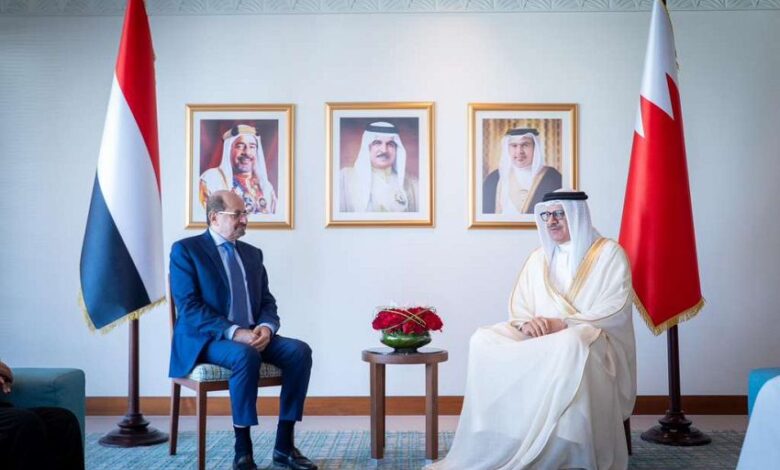 وزير الخارجية مع وزير الخارجية البحريني