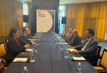 وزير الخارجية يلتقي السفير الكندي