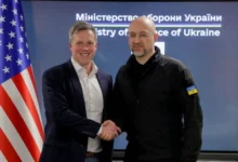 وزير الدفاع الأوكراني دينيس شميهال ووزير الجيش الأميركي دان دريسكول