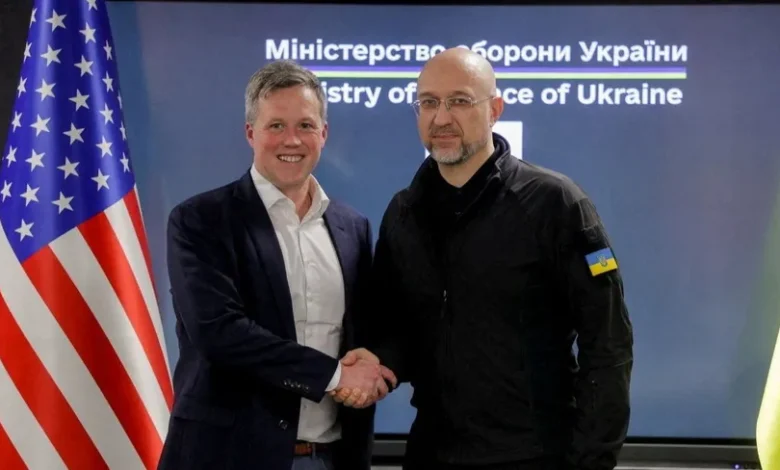 وزير الدفاع الأوكراني دينيس شميهال ووزير الجيش الأميركي دان دريسكول