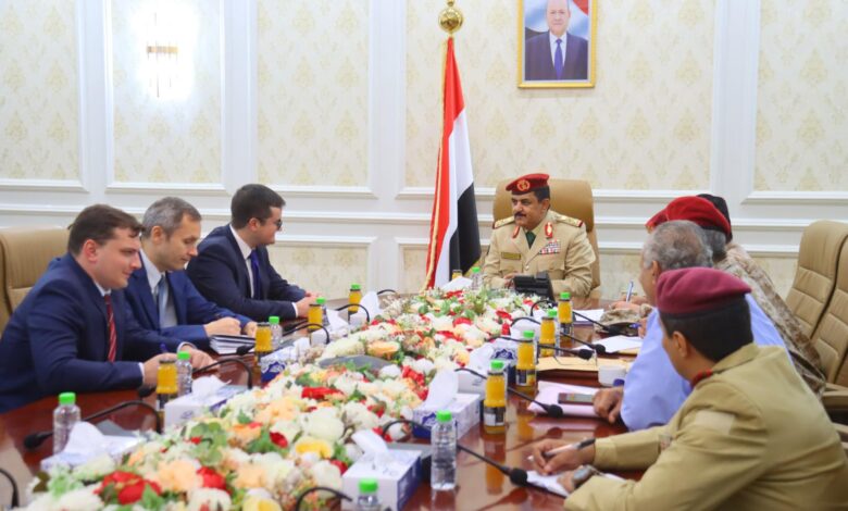 وزير الدفاع والسفير الروسي يناقشان التعاون الدفاعي المشترك.