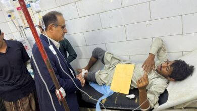 وزير الصحة يزور مصابي حادث ابين