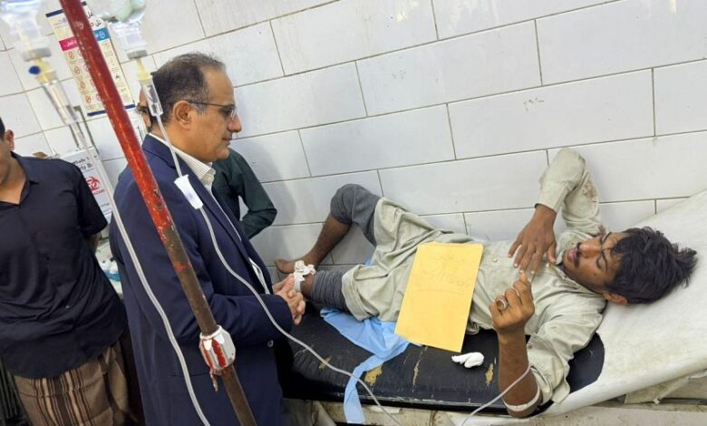 وزير الصحة يزور مصابي حادث ابين