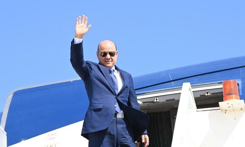 الرئيس العليمي يغادر عدن لإجراء مشاورات حول تطورات الأوضاع الوطنية