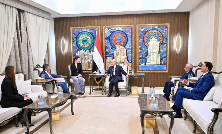 رئيس مجلس القيادة يستقبل سفير الولايات المتحدة الأميركية