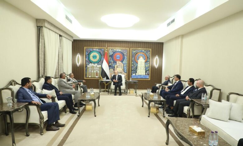 الرئيس العليمي والوفد الحكومي المفاوض المعني بملف المحتجزين