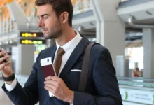 دليل الصحفي للأمن الرقمي: كيف تحمي بياناتك وحريتك أثناء السفر؟