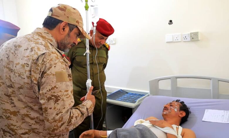رئيس هيئة الأركان يتفقد جرحى المنطقة العسكرية الأولى في مستشفيات مأرب