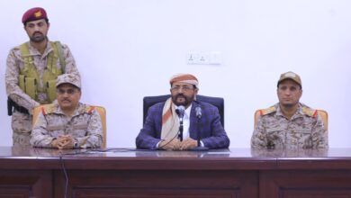 اللواء العرادة يعقد لقاءً رسمياً وشعبياً موسعاً بمأرب